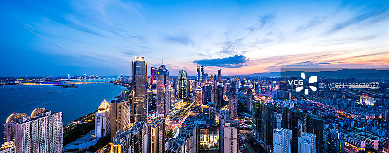 江西南昌红谷滩中心区夜景图片素材