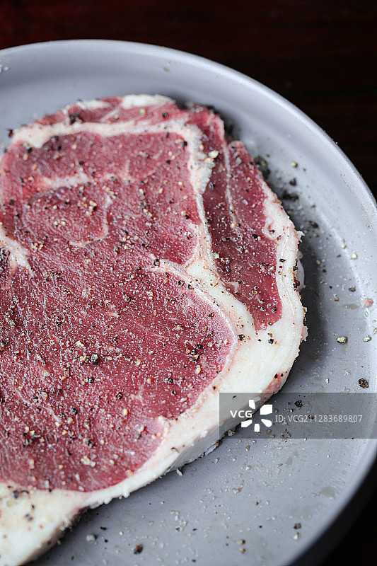 撒了黑胡椒的西冷牛排图片素材