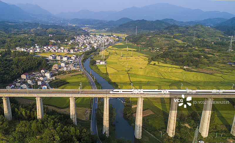 《画中行》安徽省旌德县蔡家桥镇，村庄、稻田构成一幅优美画卷。图片素材