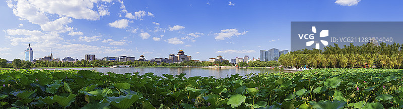 蓝天白云下的北京市莲花池公园和北京西站图片素材