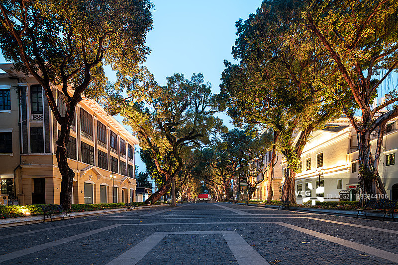 雨后的广州沙面古建筑群夜景图片素材