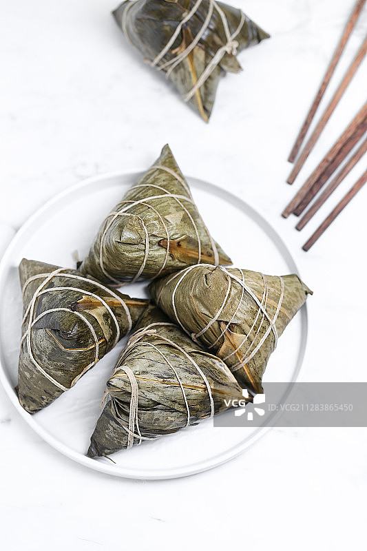 放在盘子上的手工大肉粽图片素材