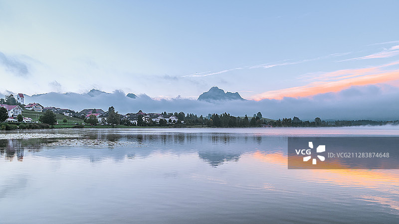 晨曦中的霍芬湖图片素材