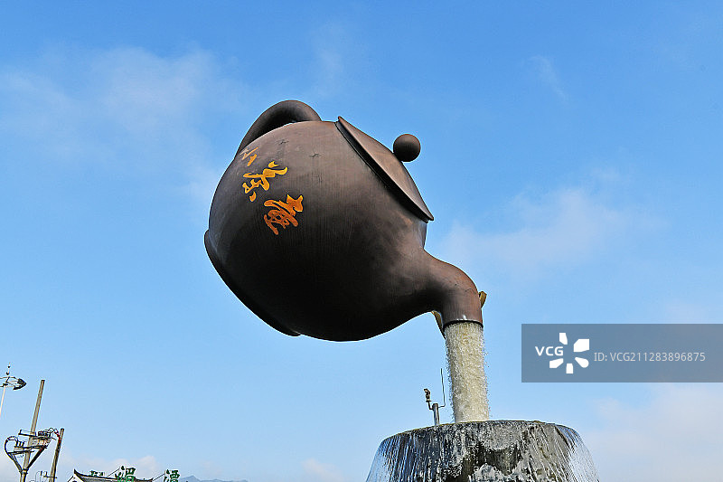 贵州遵义湄潭县城：小茶壶雕塑悬空倒水图片素材