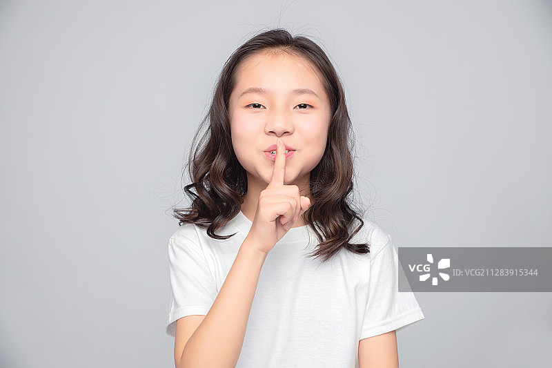 灰色背景里的亚洲小学女生图片素材