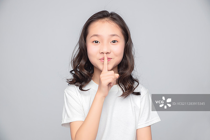 灰色背景里的亚洲小学女生图片素材