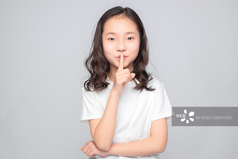 灰色背景里的亚洲小学女生图片素材