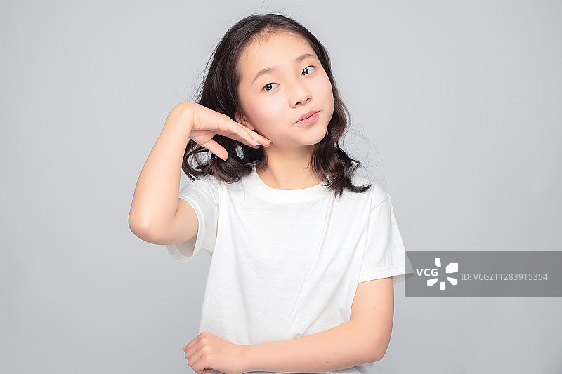 灰色背景里的亚洲小学女生图片素材