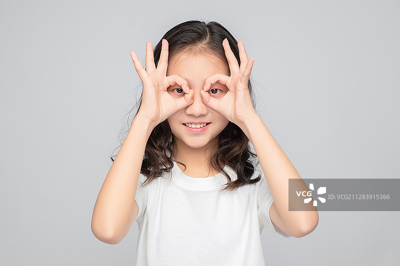 灰色背景里的亚洲小学女生图片素材