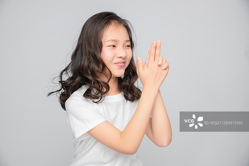 灰色背景里的亚洲小学女生图片素材