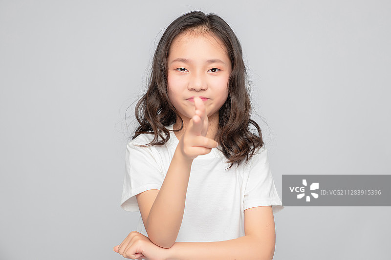 灰色背景里的亚洲小学女生图片素材