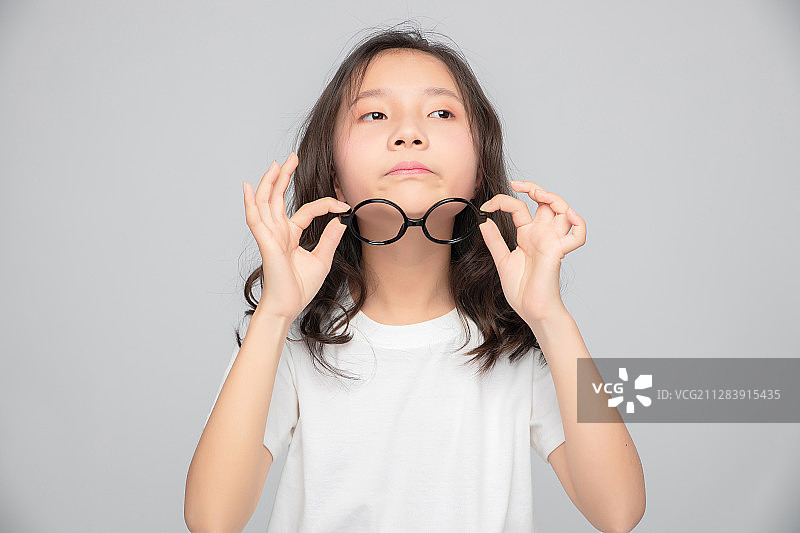 灰色背景里的亚洲小学女生图片素材