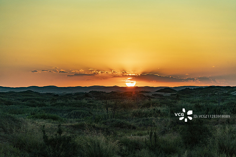 腾格里沙漠通湖草原日落图片素材