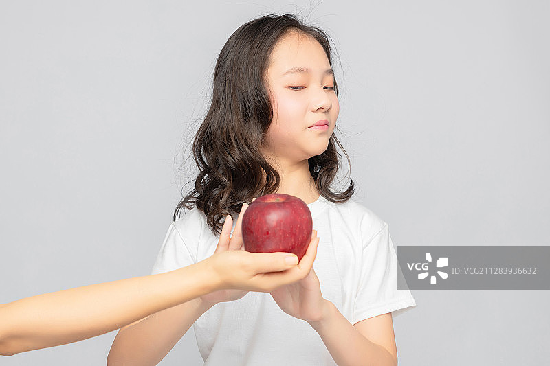 灰色背景里的亚洲小学女生图片素材