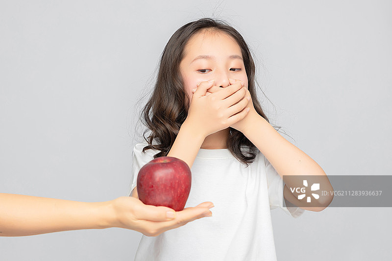 灰色背景里的亚洲小学女生图片素材