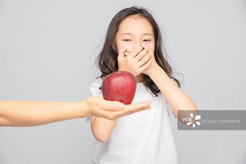 灰色背景里的亚洲小学女生图片素材