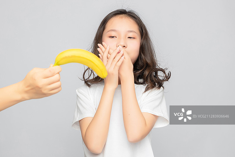 灰色背景里的亚洲小学女生图片素材