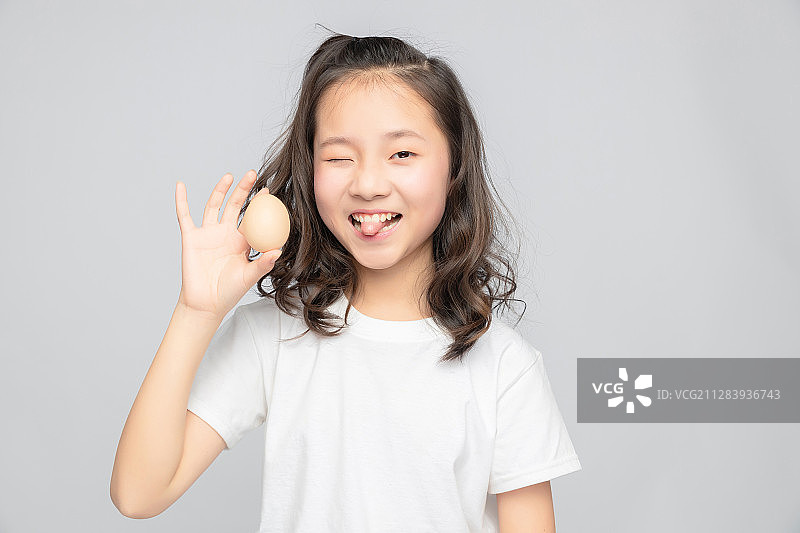 灰色背景里的亚洲小学女生图片素材