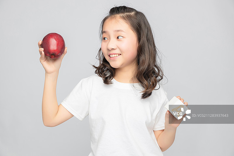 灰色背景里的亚洲小学女生图片素材