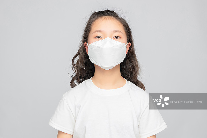 灰色背景里的亚洲小学女生图片素材