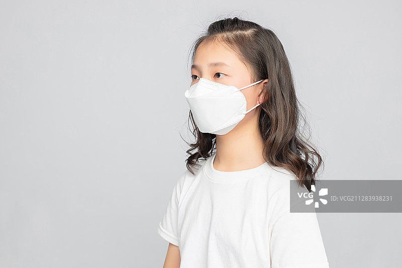 灰色背景里的亚洲小学女生图片素材