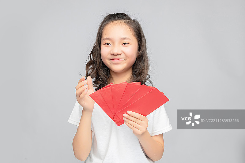 灰色背景里的亚洲小学女生图片素材