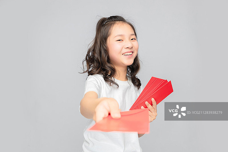 灰色背景里的亚洲小学女生图片素材