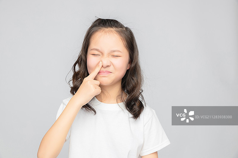 灰色背景里的亚洲小学女生图片素材