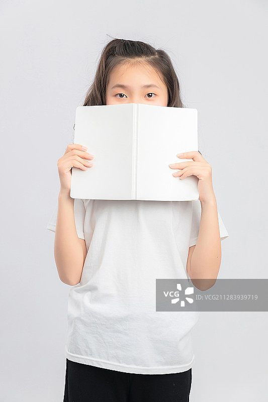 灰色背景里的亚洲小学女生图片素材