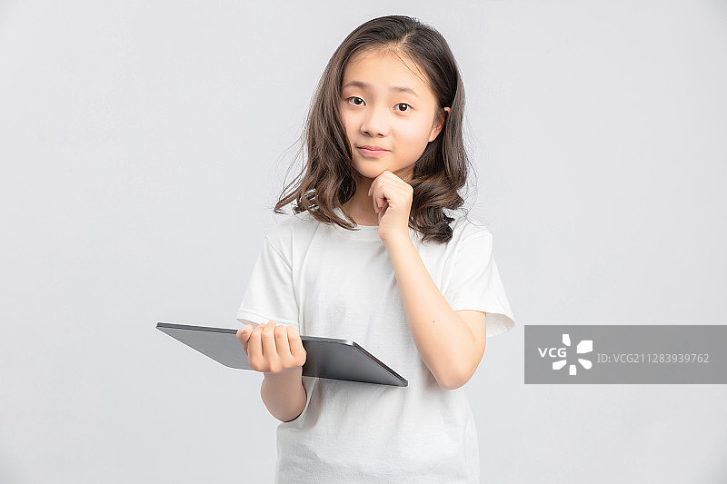 灰色背景里的亚洲小学女生图片素材