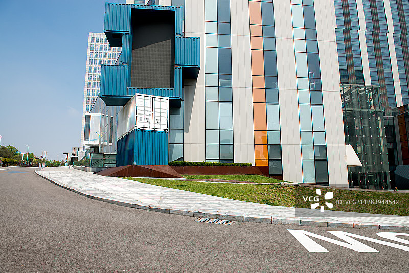 集装箱 led展示屏  彩色外立面  商务楼  孵化器图片素材