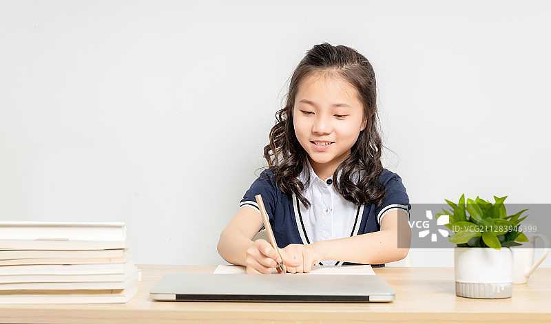 正在写作业的亚洲小学女生图片素材