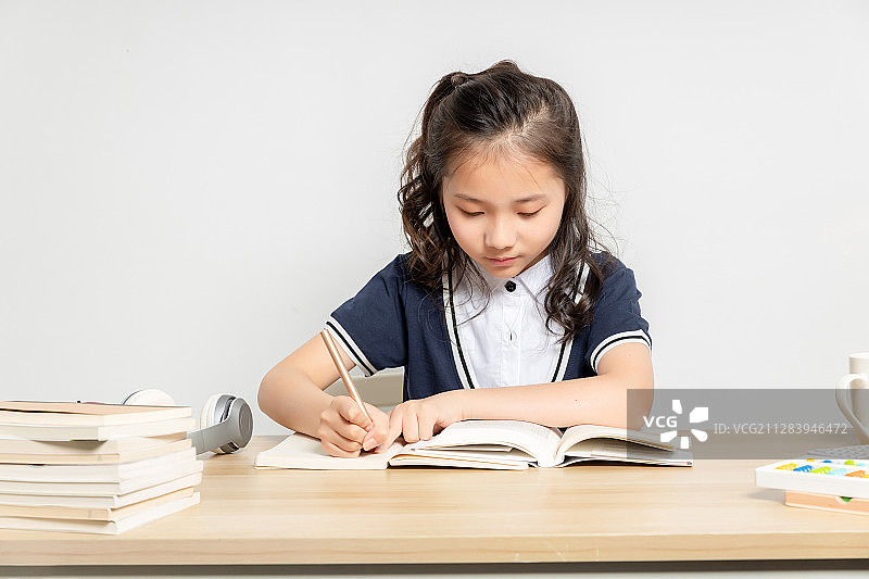 正在做化学实验的亚洲小学女生图片素材