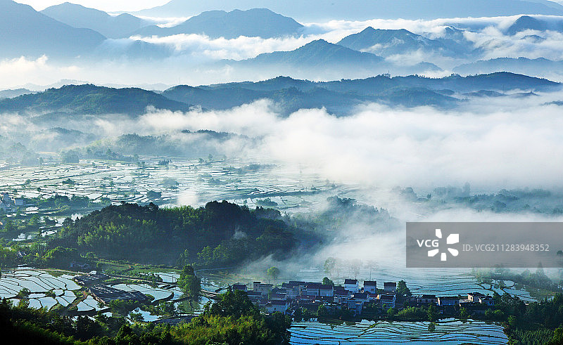 《春潮涌动》安徽省旌德县兴隆镇的山村，晨雾中若隐若现。图片素材