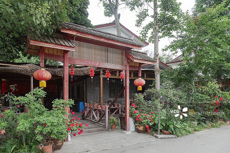 四川成都郫都区三道堰镇青杠树景区农家乐正门侧面图片素材