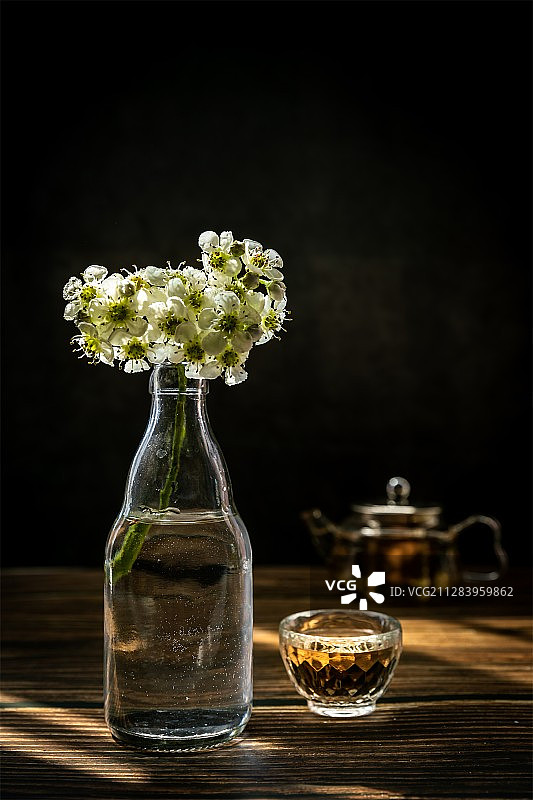 就着花，喝口茶图片素材