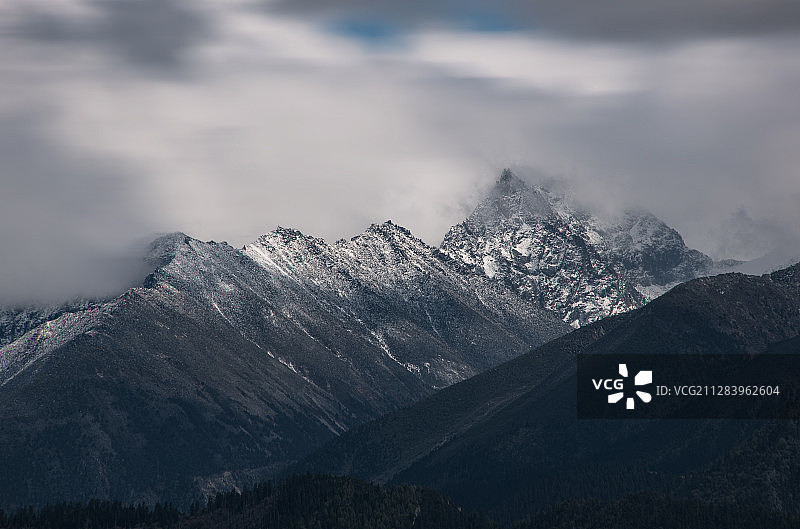 雪山云飞渡图片素材