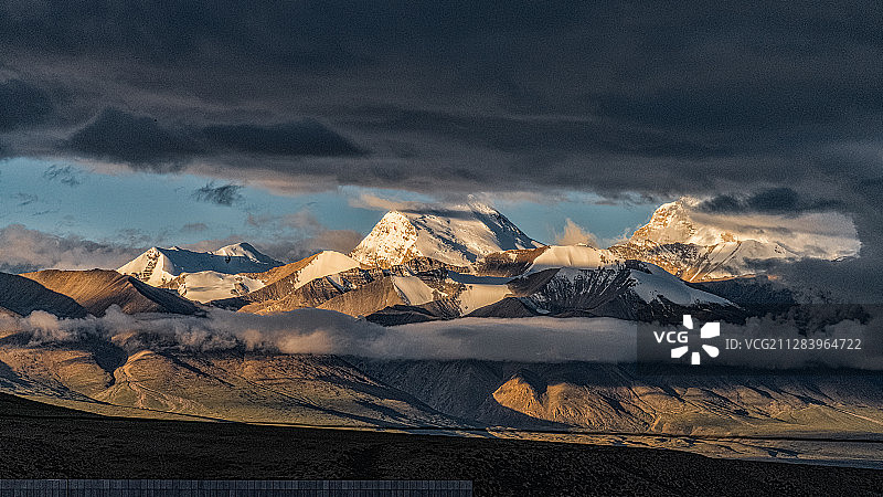 乌云笼罩下的纳木那尼峰图片素材