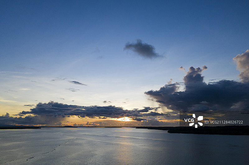 热带岛屿日落、黎明、大海航拍视角图片素材