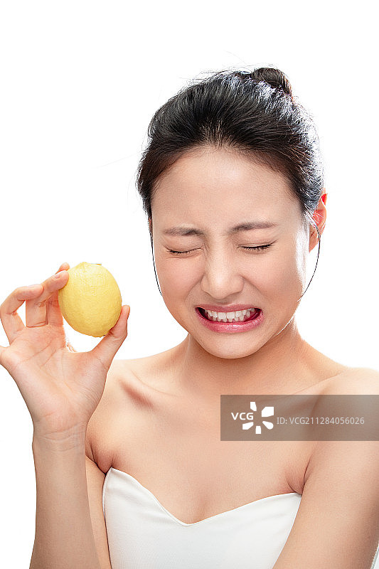 被柠檬酸到的青年女人图片素材