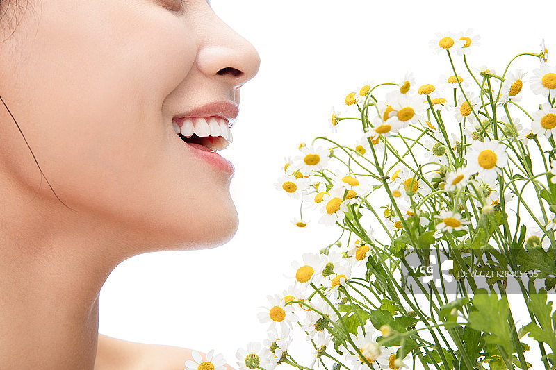 洋甘菊和漂亮女人的嘴部特写图片素材