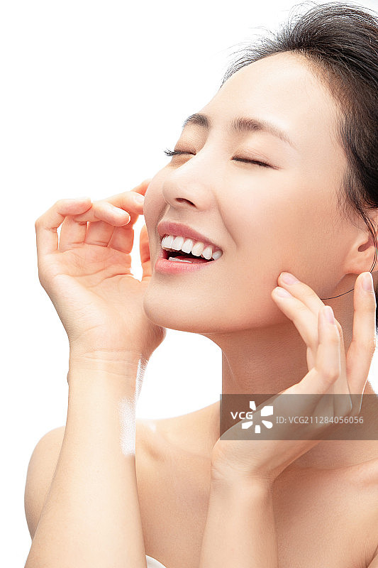 闭着眼睛享受的青年女人图片素材