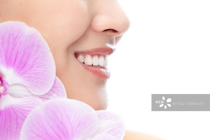 蝴蝶兰和青年女人嘴部特写图片素材
