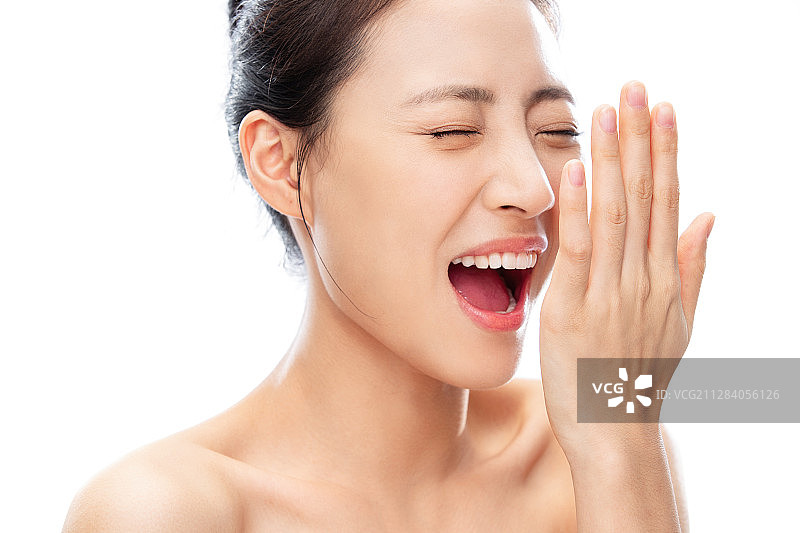 青年女人对着手哈气图片素材