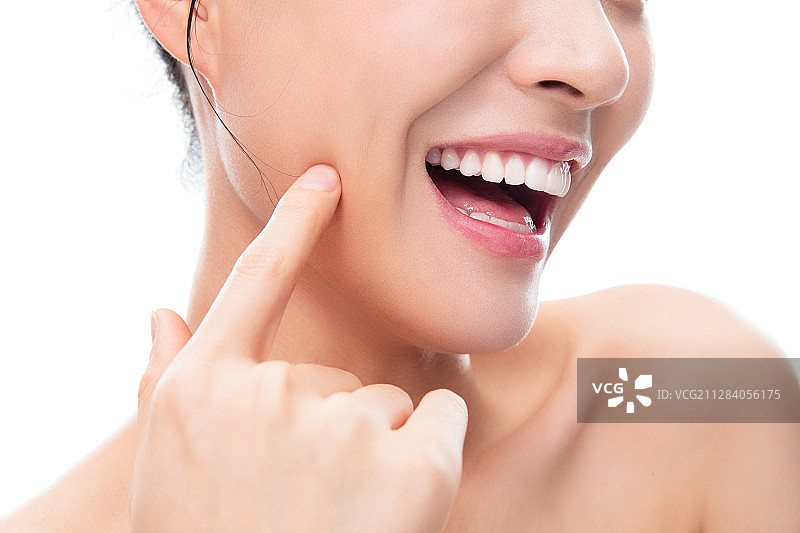 用手指触摸脸的青年女人图片素材