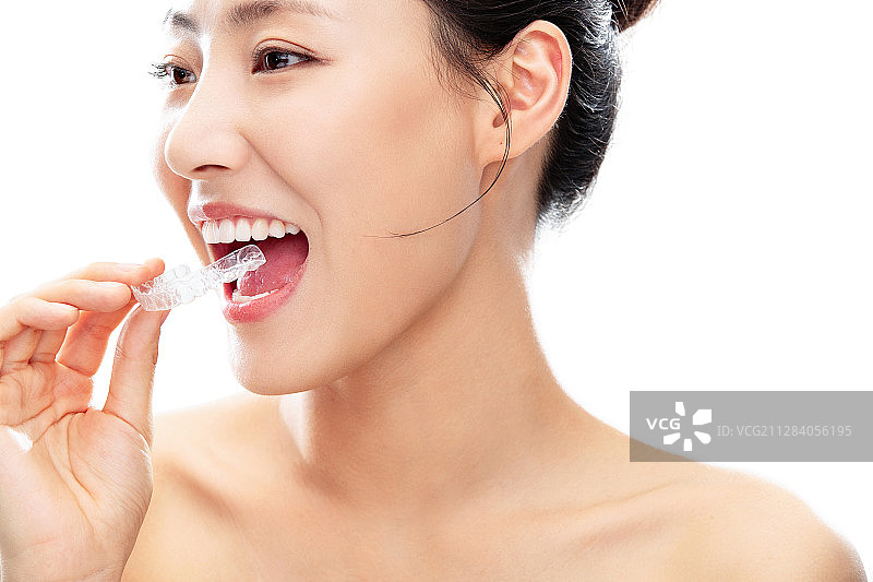 正在戴牙套的青年女人图片素材