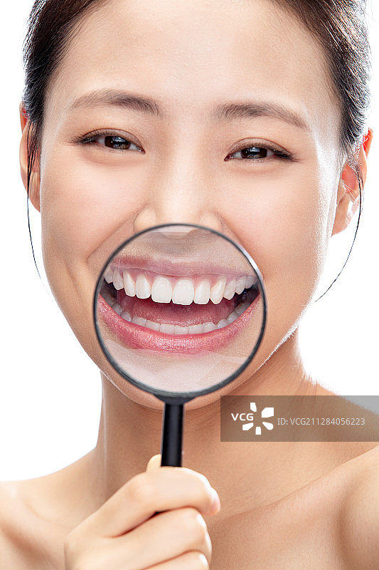 拿着放大镜的青年女人图片素材