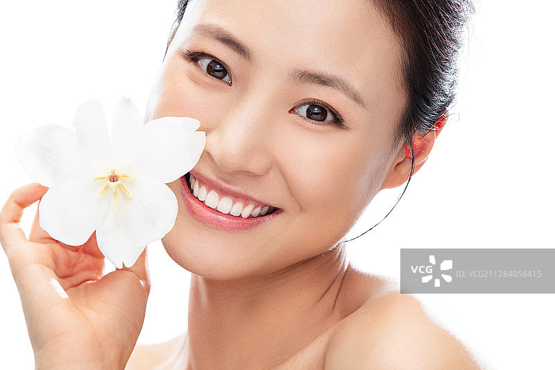 拿着芍药花的青年女人图片素材