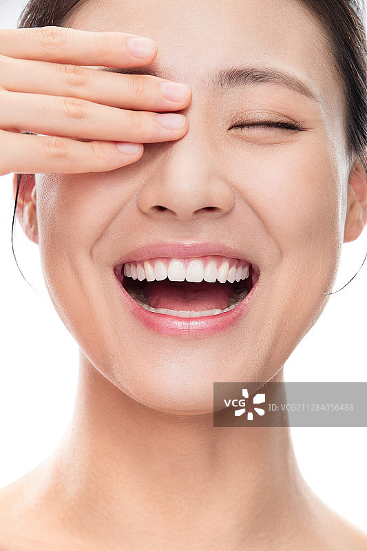 用手捂住一只眼睛的青年女人图片素材