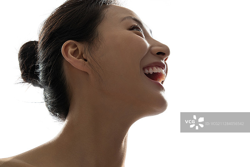 仰着头大笑的青年女人图片素材
